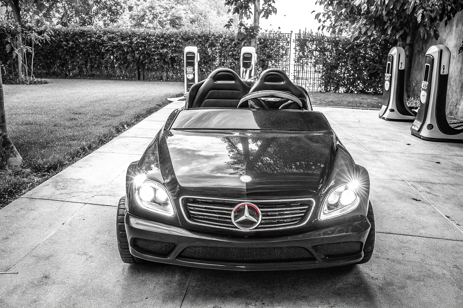 Ein Mercedes Benz Kinder Elektroauto mit LED-Leuchten und realistischem Design. Mercedes Benz Kinder Elektroauto