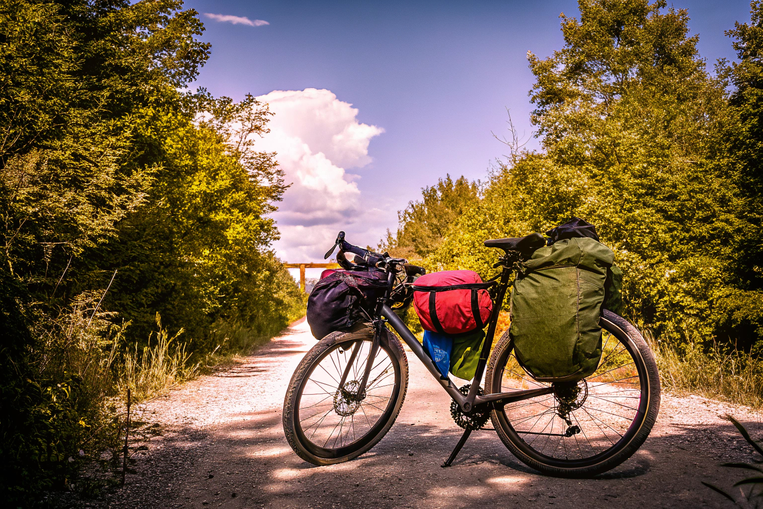 Vollgepacktes Bikepacking-Fahrrad
