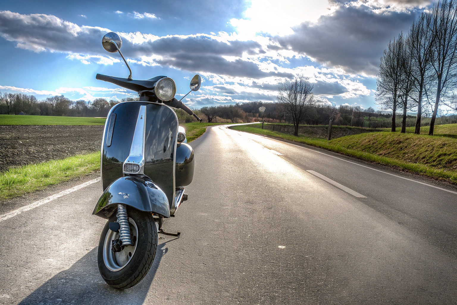 Ein moderner 125er Roller auf einer Landstraße. 125er Roller auf der Landstraße