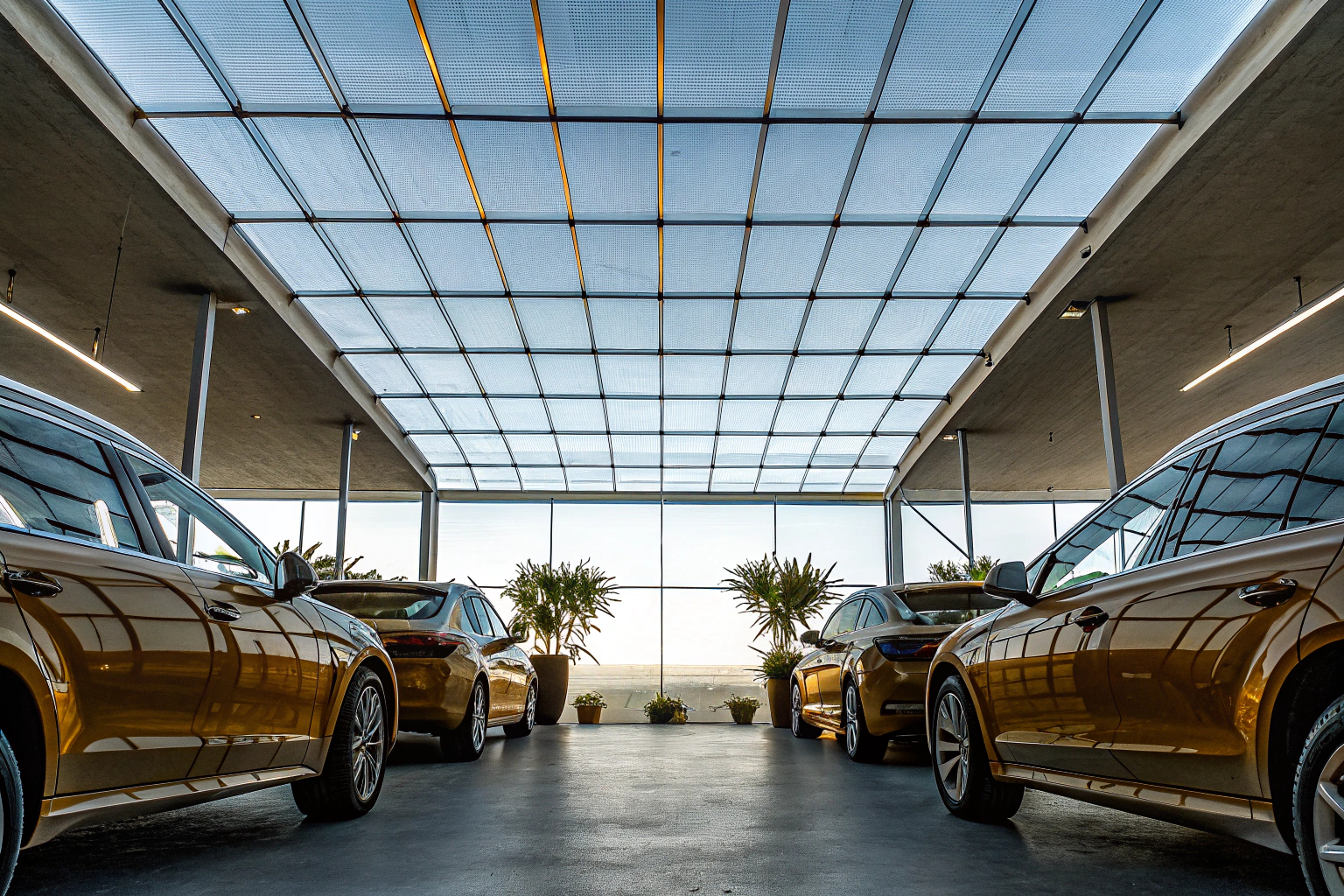 Ein moderner Autohändler-Showroom mit verschiedenen Automodellen. Autohändler Showroom