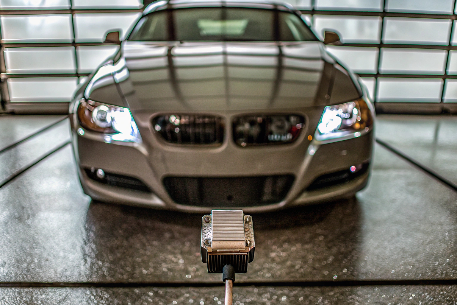 Ein moderner Tuning-Chip, der in das OBD2-System eines Autos eingesteckt wird. Tuning-Chip OBD2-System