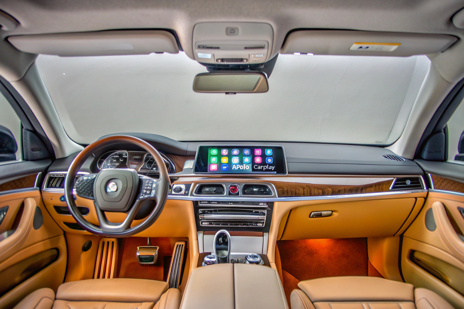 Ein modernes Auto-Interieur mit integriertem CarPlay auf dem Bildschirm. CarPlay im Auto