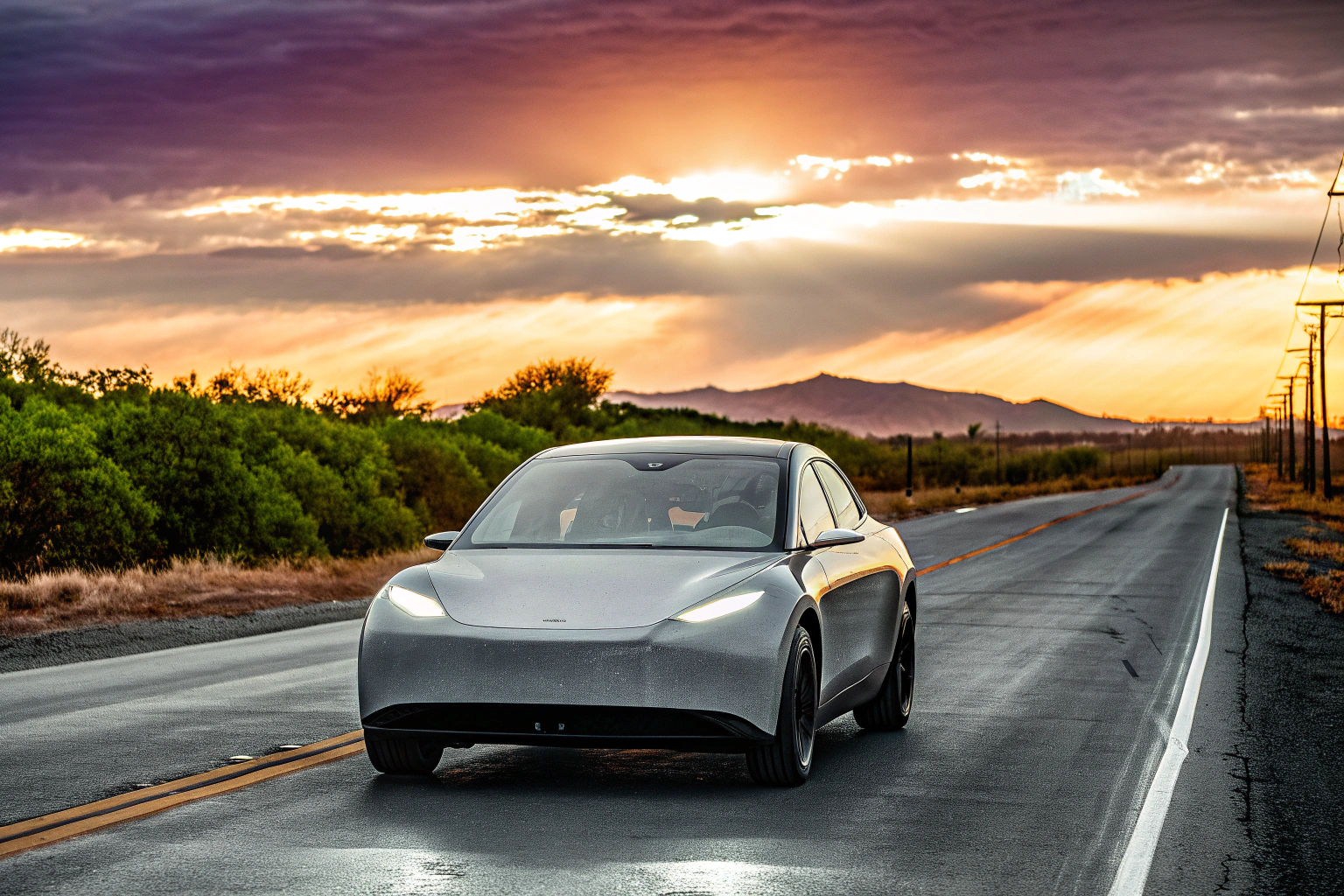 Ein modernes Auto mit futuristischem Design auf einer Straße bei Sonnenuntergang. Futuristisches Auto auf der Straße