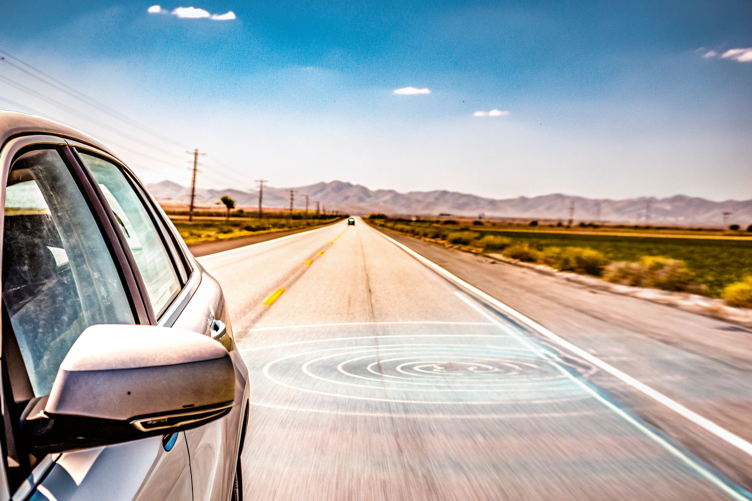 Ein modernes Auto mit integrierten Fahrassistenzsystemen auf einer Autobahn Modernes Auto mit Fahrassistenzsystemen