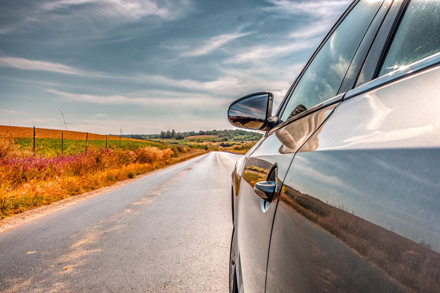 Ein modernes Dieselauto auf einer Landstraße, umgeben von grüner Landschaft. Dieselauto auf Landstraße