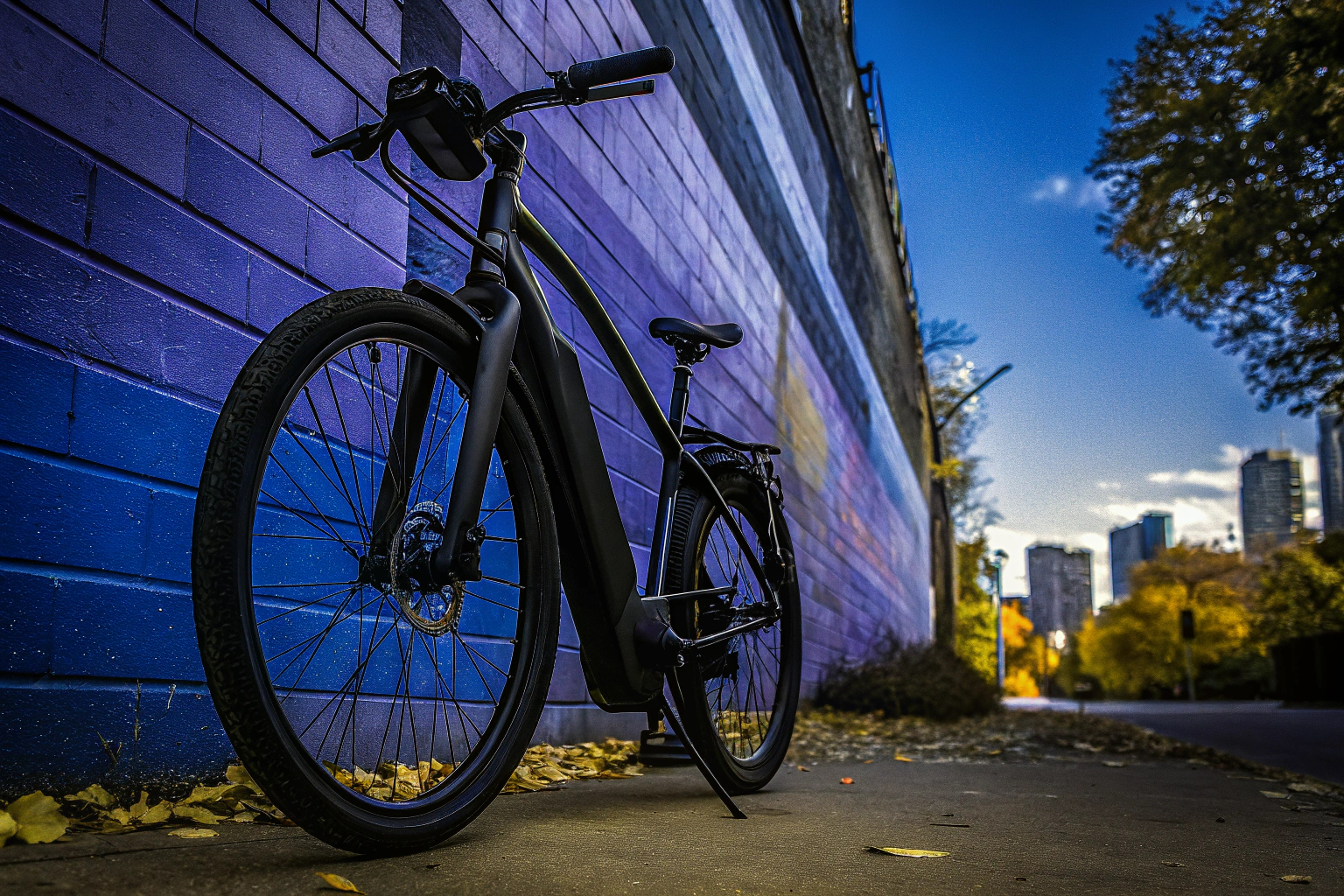Ein modernes E-Bike, das in einem urbanen Umfeld abgestellt ist. E-Bike in der Stadt