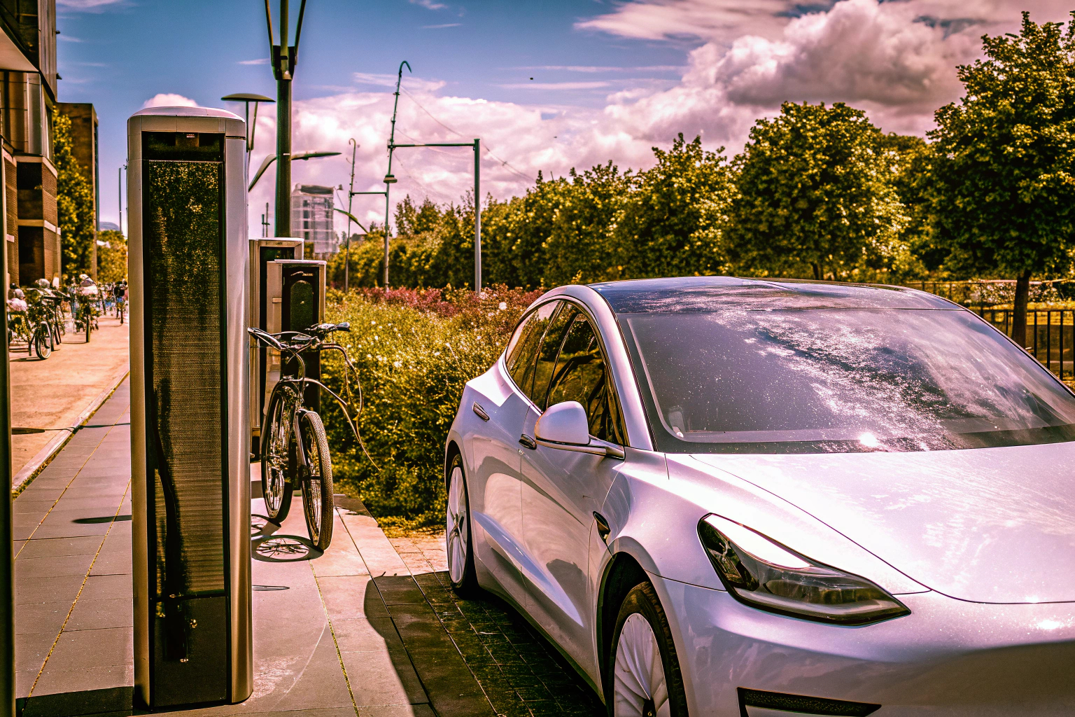 Ein modernes Elektroauto, das an einer Ladestation in einer urbanen Umgebung aufgeladen wird. Elektroauto an einer Ladestation