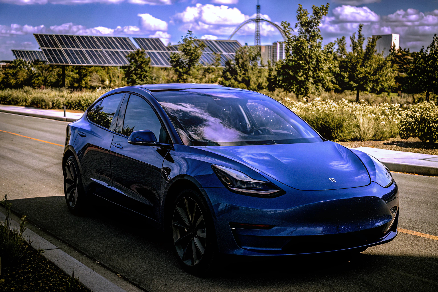 Ein modernes Elektroauto, das leise und umweltfreundlich durch eine Stadt fährt. Elektroauto in der Stadt