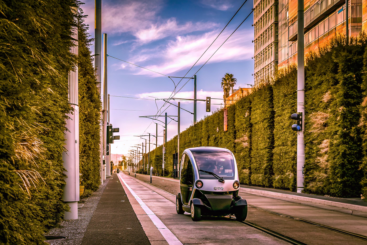 Ein modernes Elektrofahrzeug, das in einer städtischen Umgebung fährt Elektrofahrzeug in der Stadt