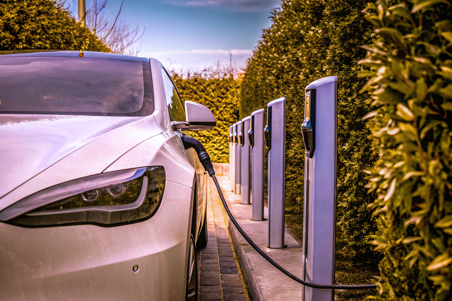 Ein modernes Schnellladegerät für Elektroautos an einer öffentlichen Ladestation. Schnellladegerät für Elektroautos