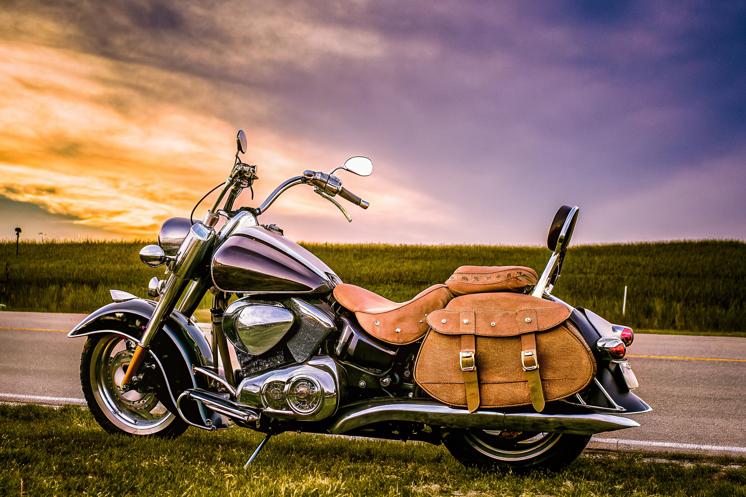 Ein Motorrad mit einer klassischen Satteltasche für zusätzlichen Stauraum. Motorrad Satteltasche