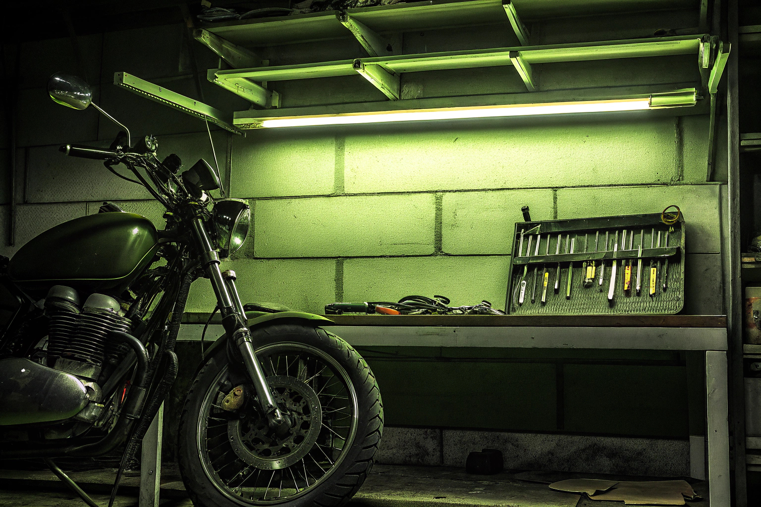 Motorradwerkstatt mit Werkzeugen