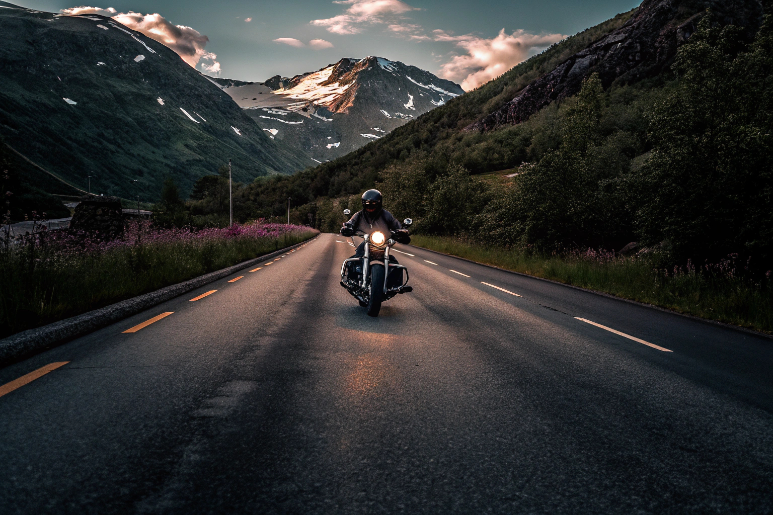 Ein Motorradfahrer auf einer malerischen Landstraße in Norwegen. Motorradreise Norwegen