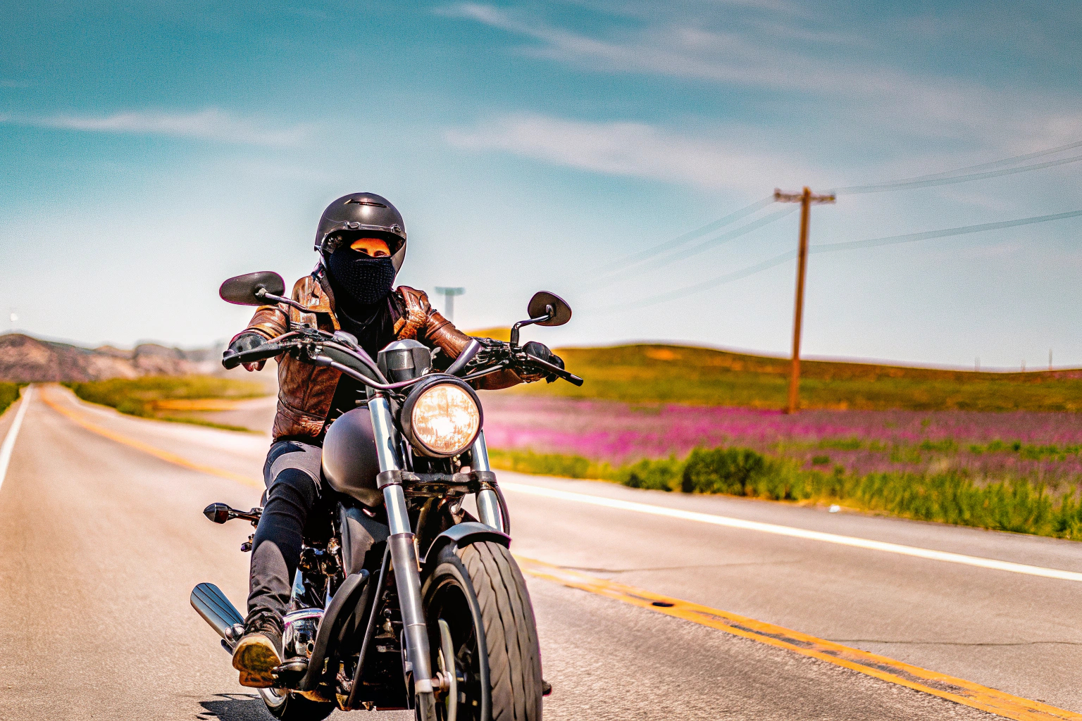 Motorradfahrer mit Sturmhaube