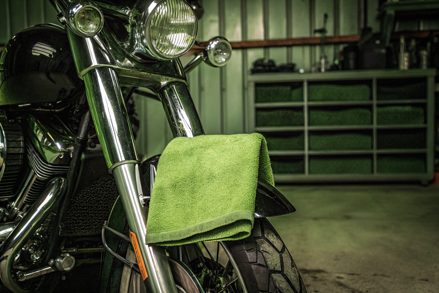 Motorradpflege mit Poliertuch