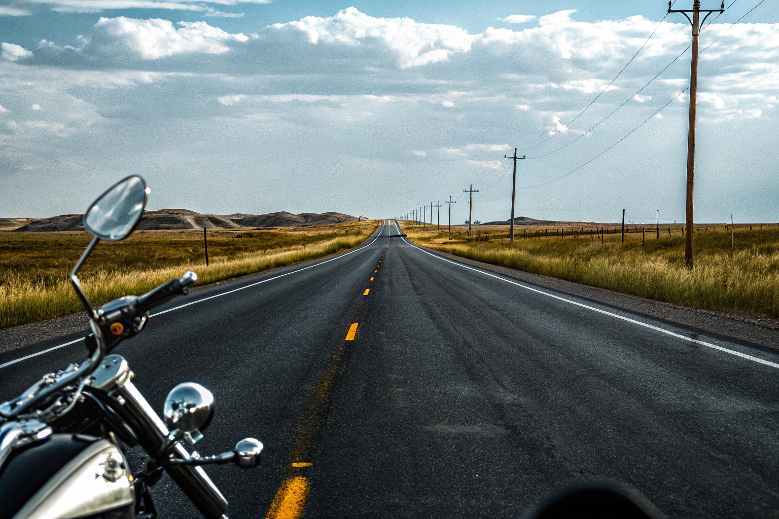 Ein Motorradfahrer fährt die Route 66 entlang. Route 66 Motorradtour