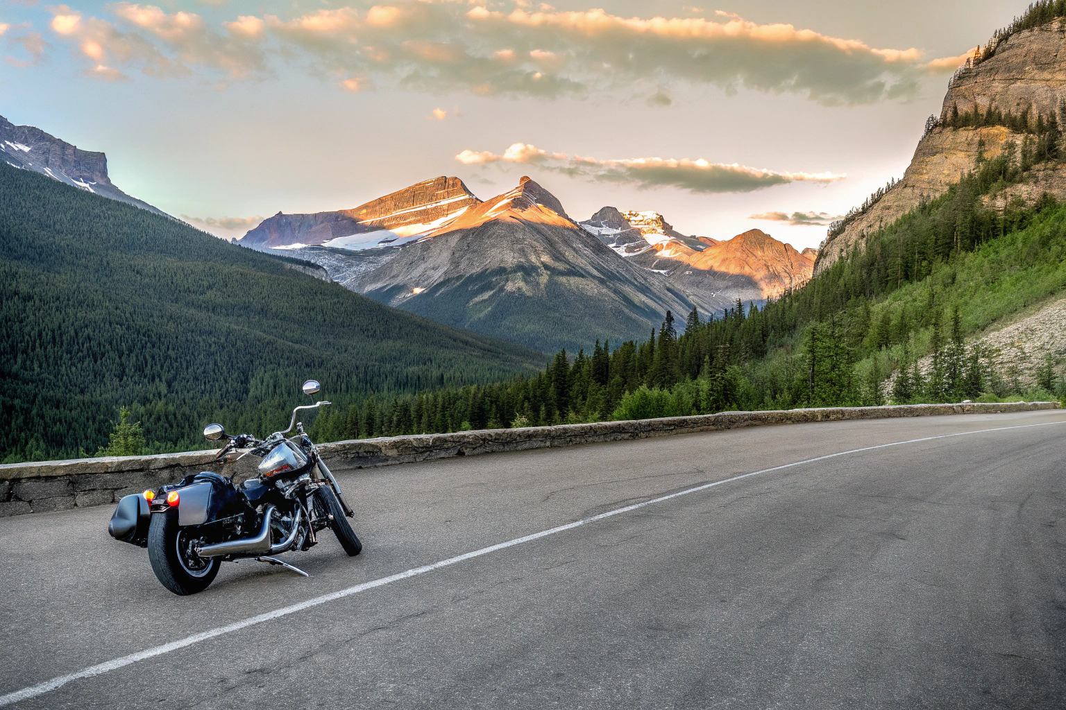 Ein Motorradfahrer genießt die Aussicht auf eine kurvenreiche Bergstraße bei Sonnenuntergang. Motorradfahrer auf Bergstraße