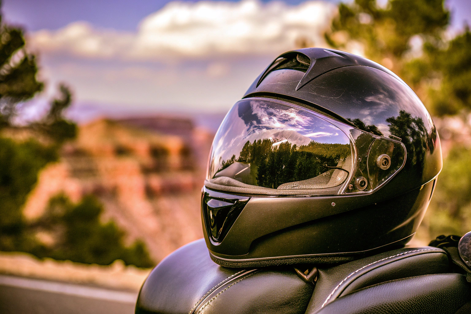 Ein Motorradfahrer mit einem Helm, der über ein integriertes Kommunikationssystem verfügt. Motorradhelm mit Kommunikationssystem