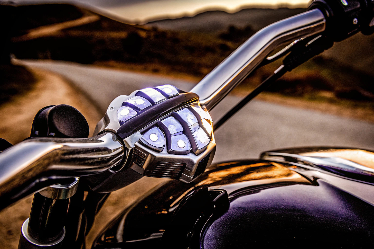 Ein Motorradfahrer nutzt einen Bluetooth-Controller am Lenker. Bluetooth Controller Motorrad