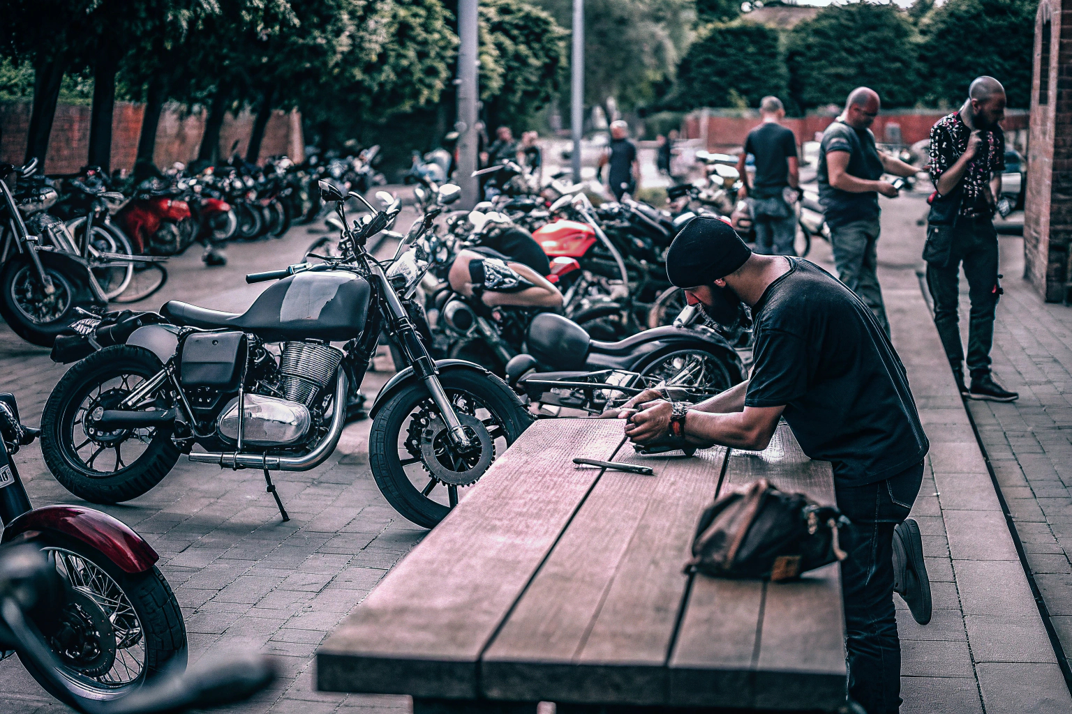 Ein Motorradmechaniker, der ein Motorrad während eines Treffens wartet Motorradwartung