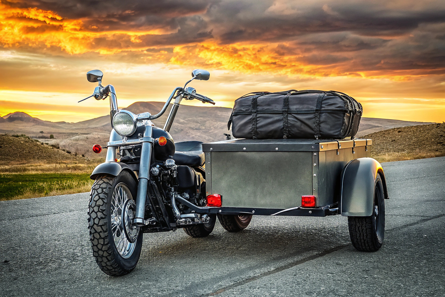 Ein Motorradtrailer, der ein Motorrad sicher transportiert. Motorradtrailer beim Transport eines Motorrads