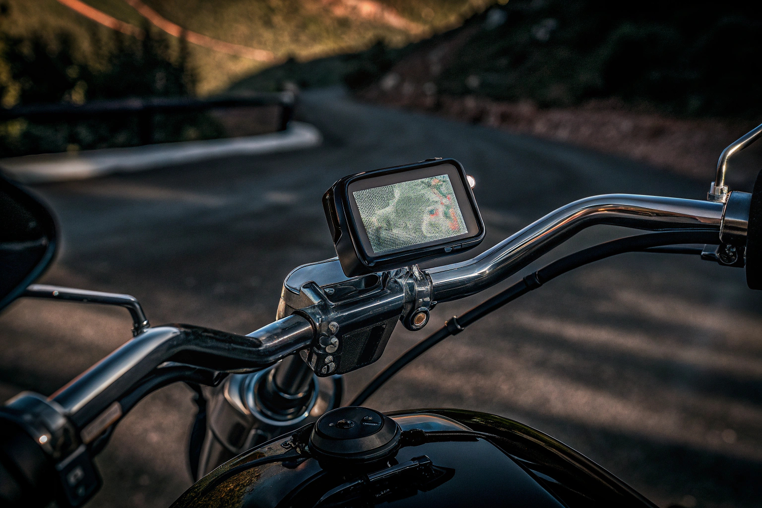 Ein Navigationsgerät, das an einem Motorradlenker montiert ist. Navigationsgerät am Motorrad