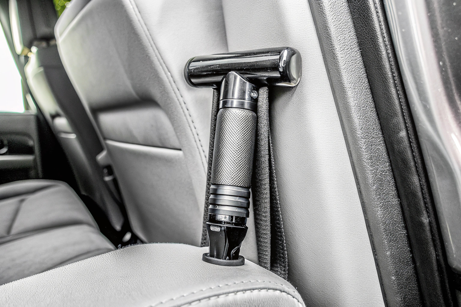 Ein Notfallhammer mit Gurtschneider, der im Auto an einer leicht zugänglichen Stelle befestigt ist. Notfallhammer Auto