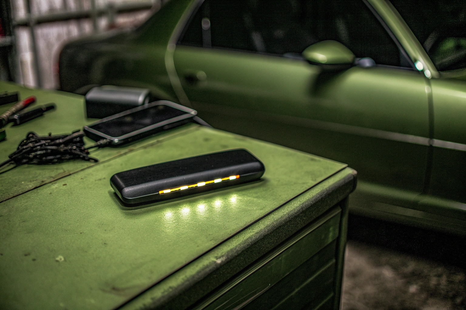 Ein OBD2 Scanner, der mit einem Smartphone verbunden ist und Fahrzeugdaten anzeigt. OBD2 Scanner mit Smartphone verbunden