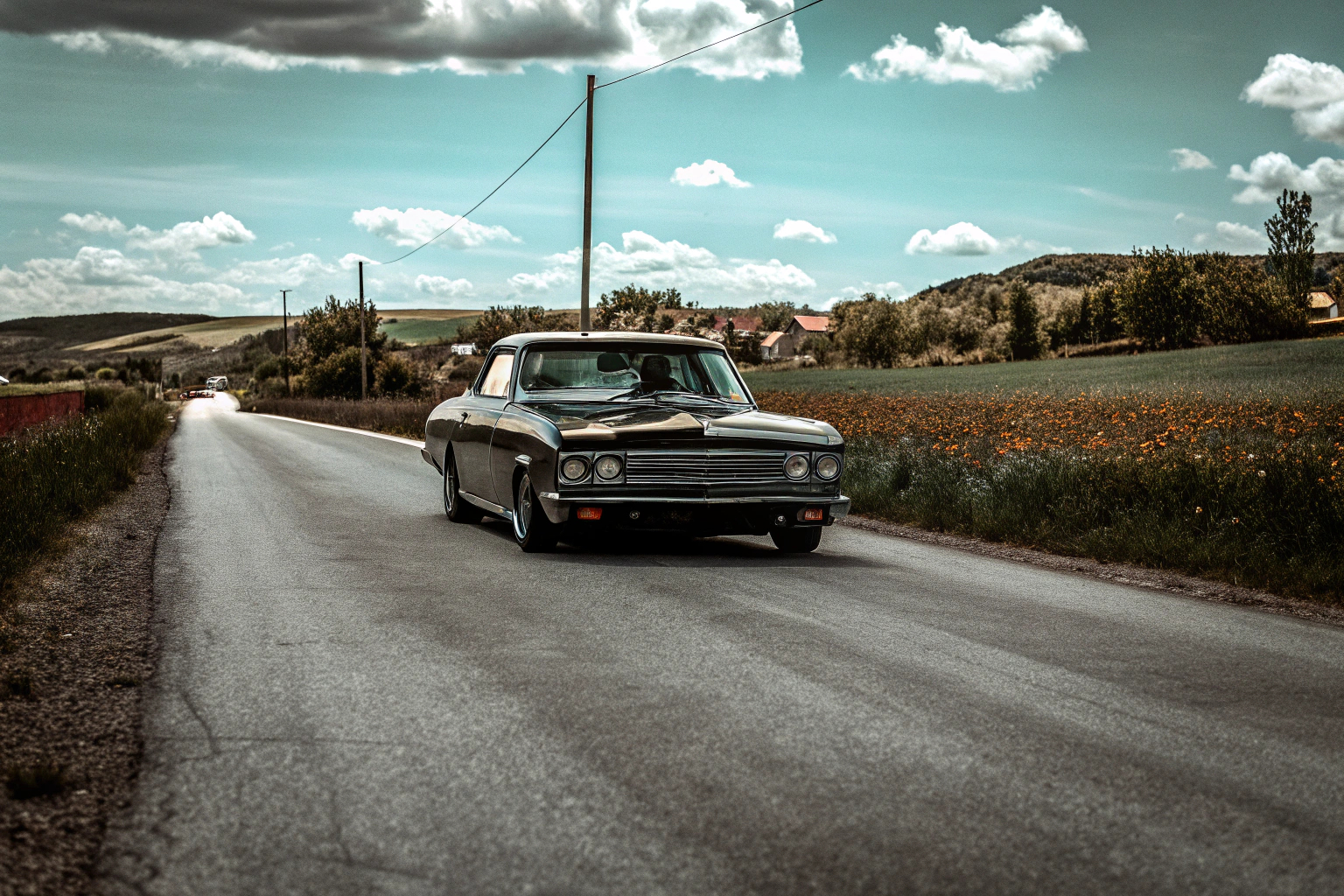 Ein Oldtimer auf einer Landstraße, der den Charme vergangener Zeiten einfängt. Oldtimer auf Landstraße