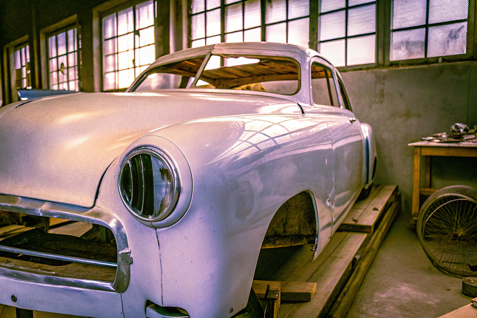 Ein Oldtimer in einer Werkstatt bei der Restaurierung. Oldtimer Restaurierung