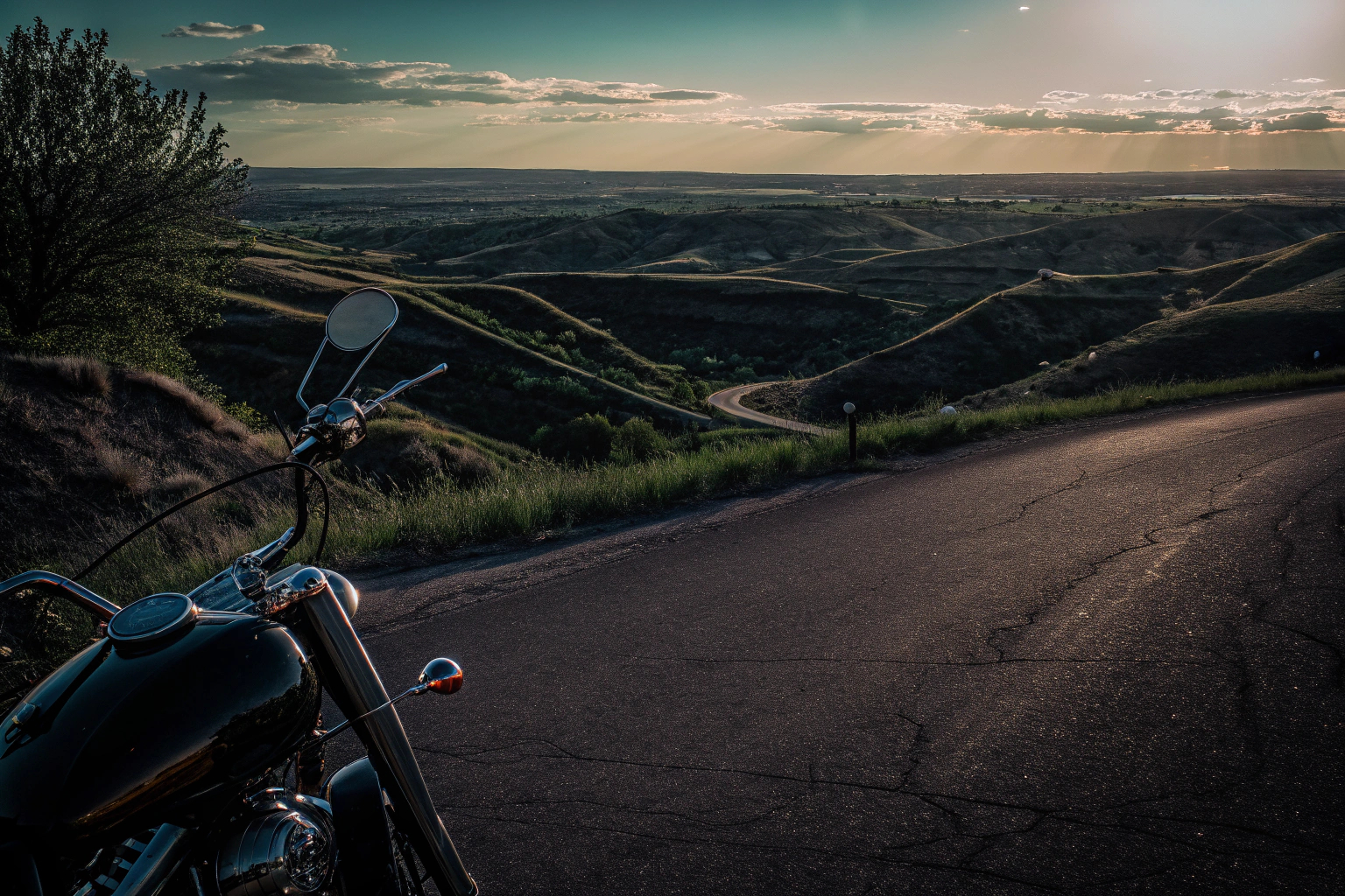 Paar auf Motorradtour durch malerische Landschaft