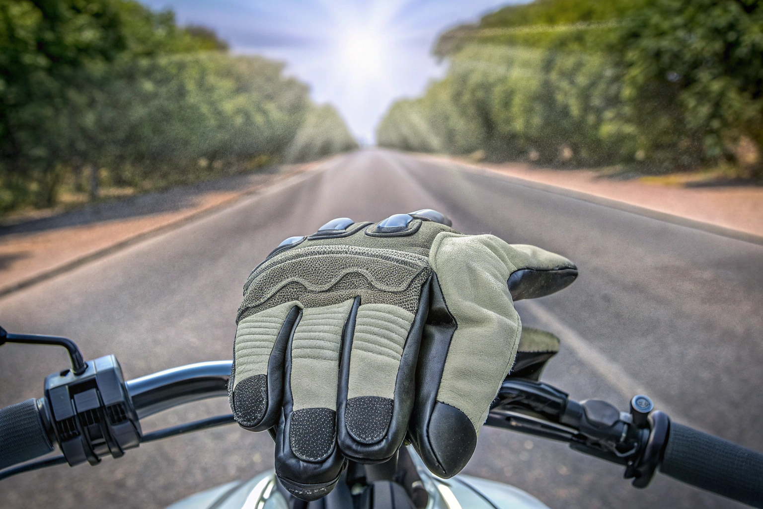 Motorradhandschuhe auf einem Lenker