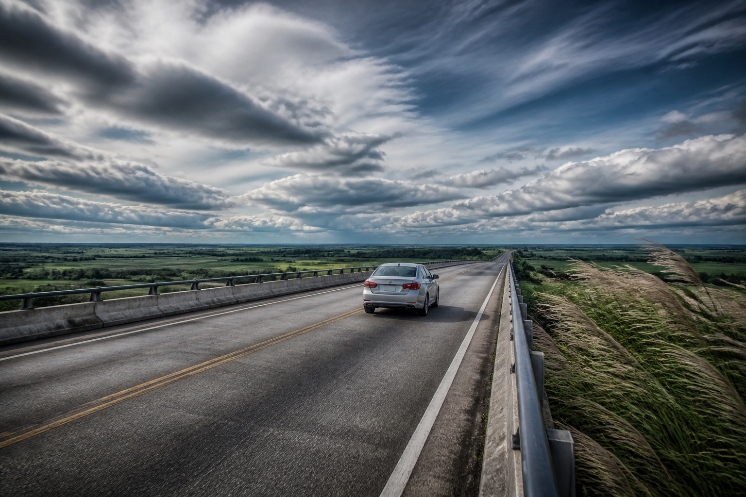 Auto bei Seitenwind auf einer Autobahnbrücke