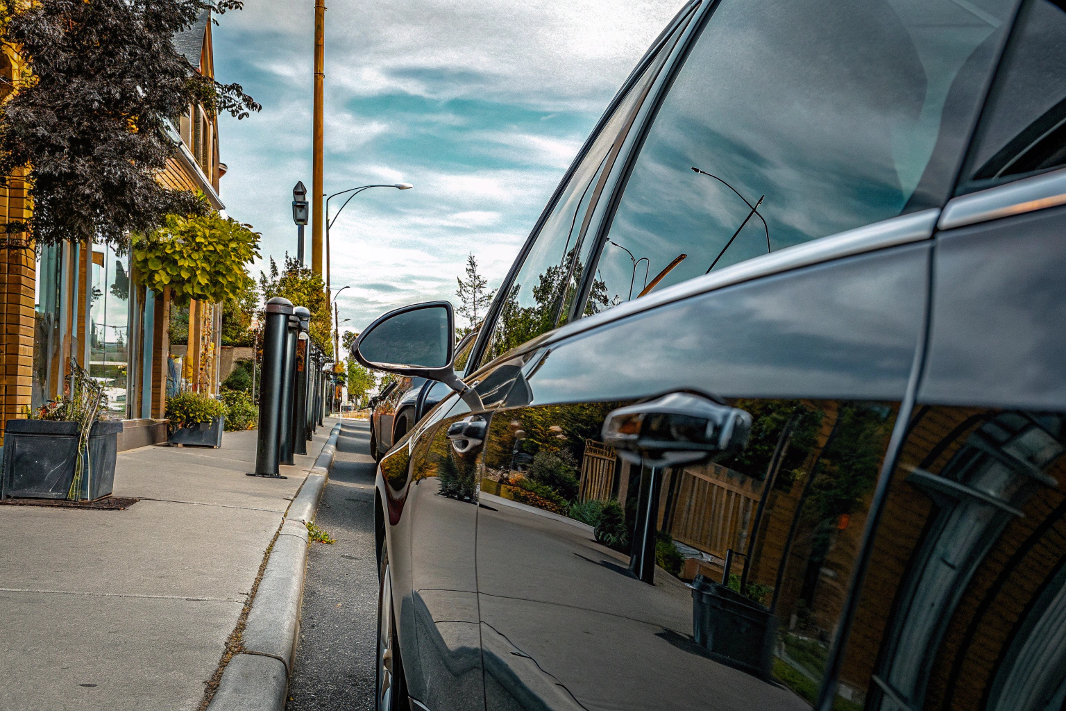 Ein Plug-in-Hybridfahrzeug in einer städtischen Umgebung. Plug-in-Hybridfahrzeug