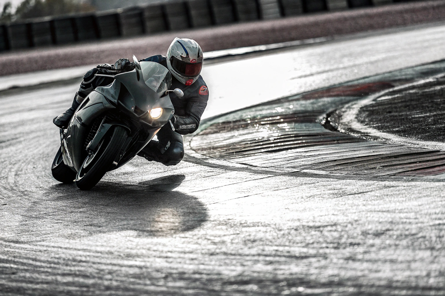 Sportmotorrad auf Rennstrecke