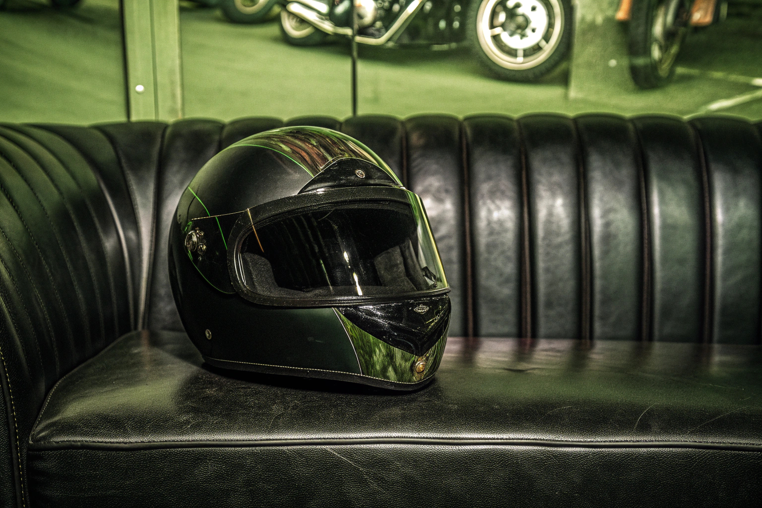 Ein stilvoller Motorradhelm mit auffälligem Design. Stilvoller Motorradhelm