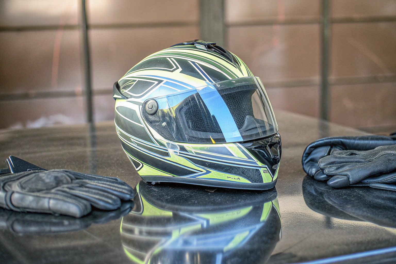 Ein stilvoller Motorradhelm mit auffälligen Grafiken und Farben. Stilvoller Motorradhelm