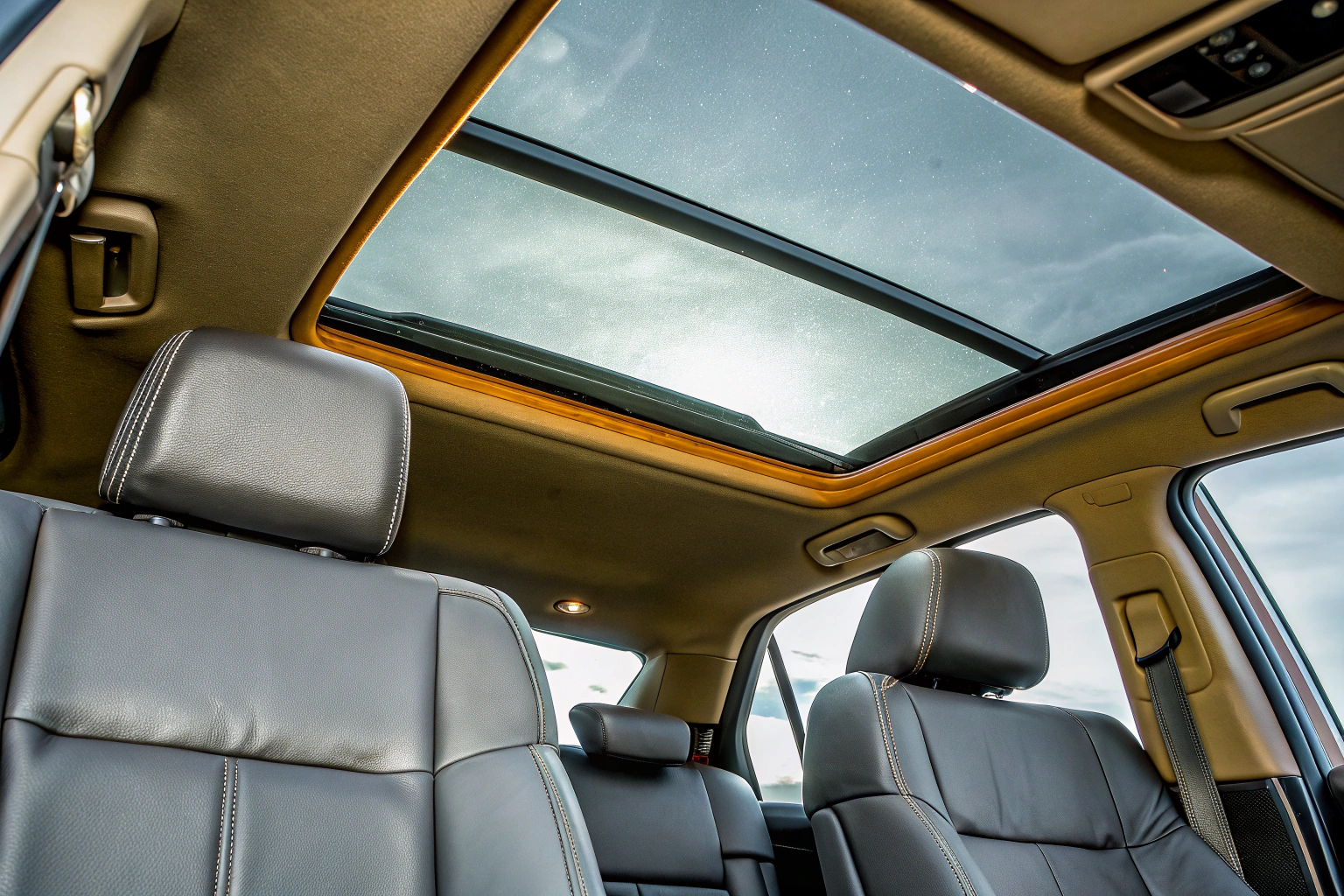 Auto-Innenraum mit Untersetzern und Brillenhalter