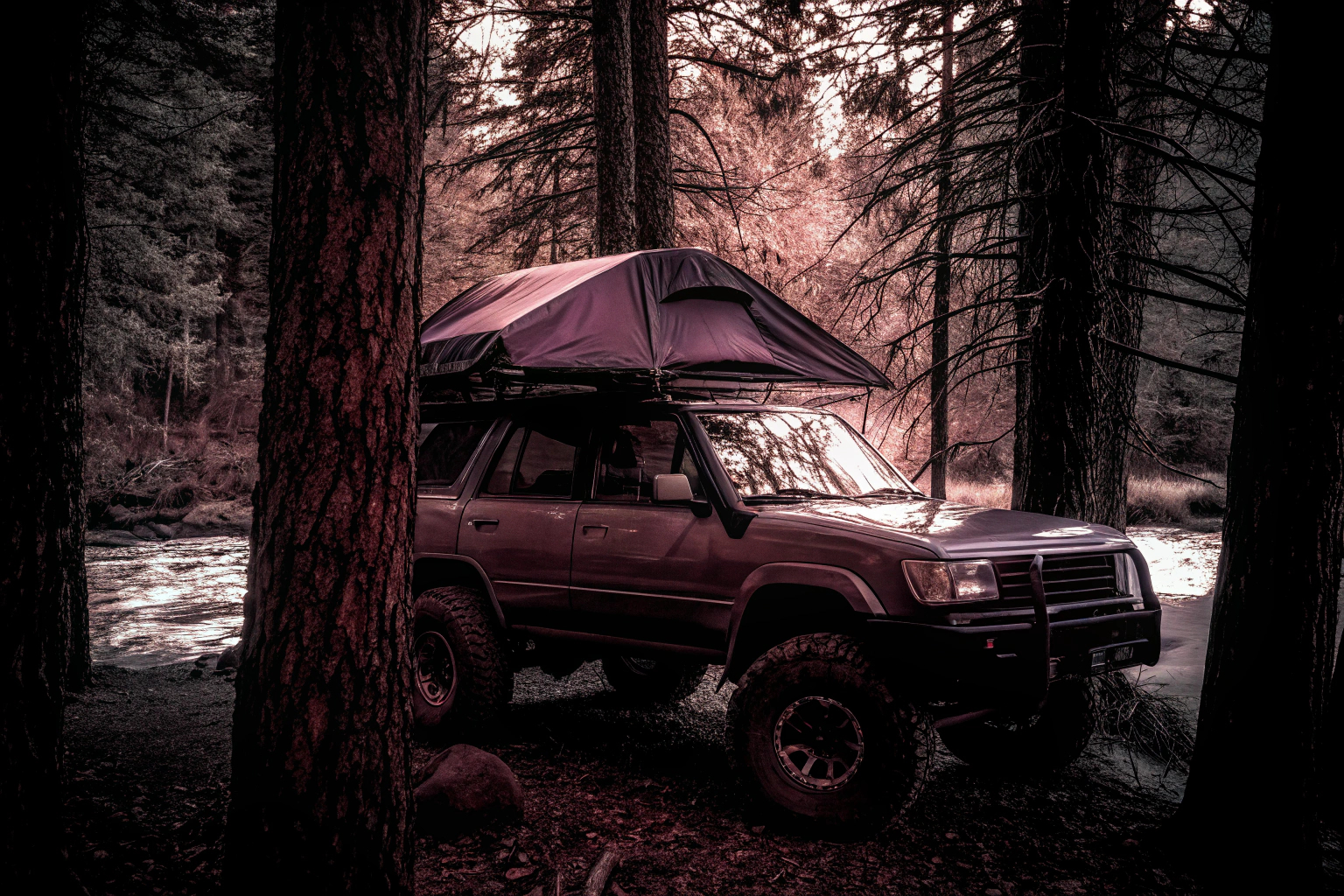 SUV beim Camping im Wald