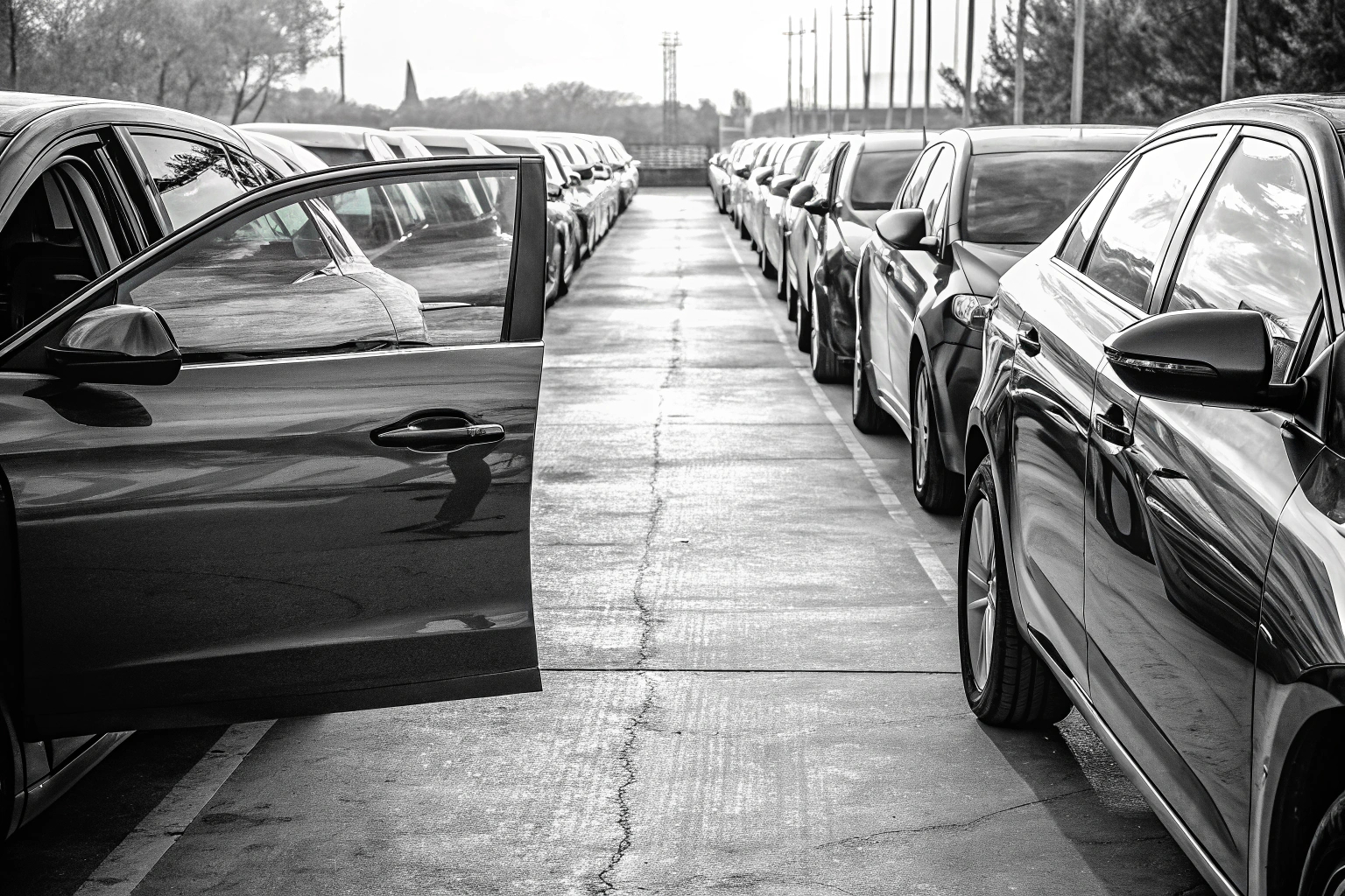 Ein Unternehmensmanager, der eine Fahrzeugflotte inspiziert, um die Vorteile des Leasings für Unternehmen zu symbolisieren. Unternehmensflotte Leasing