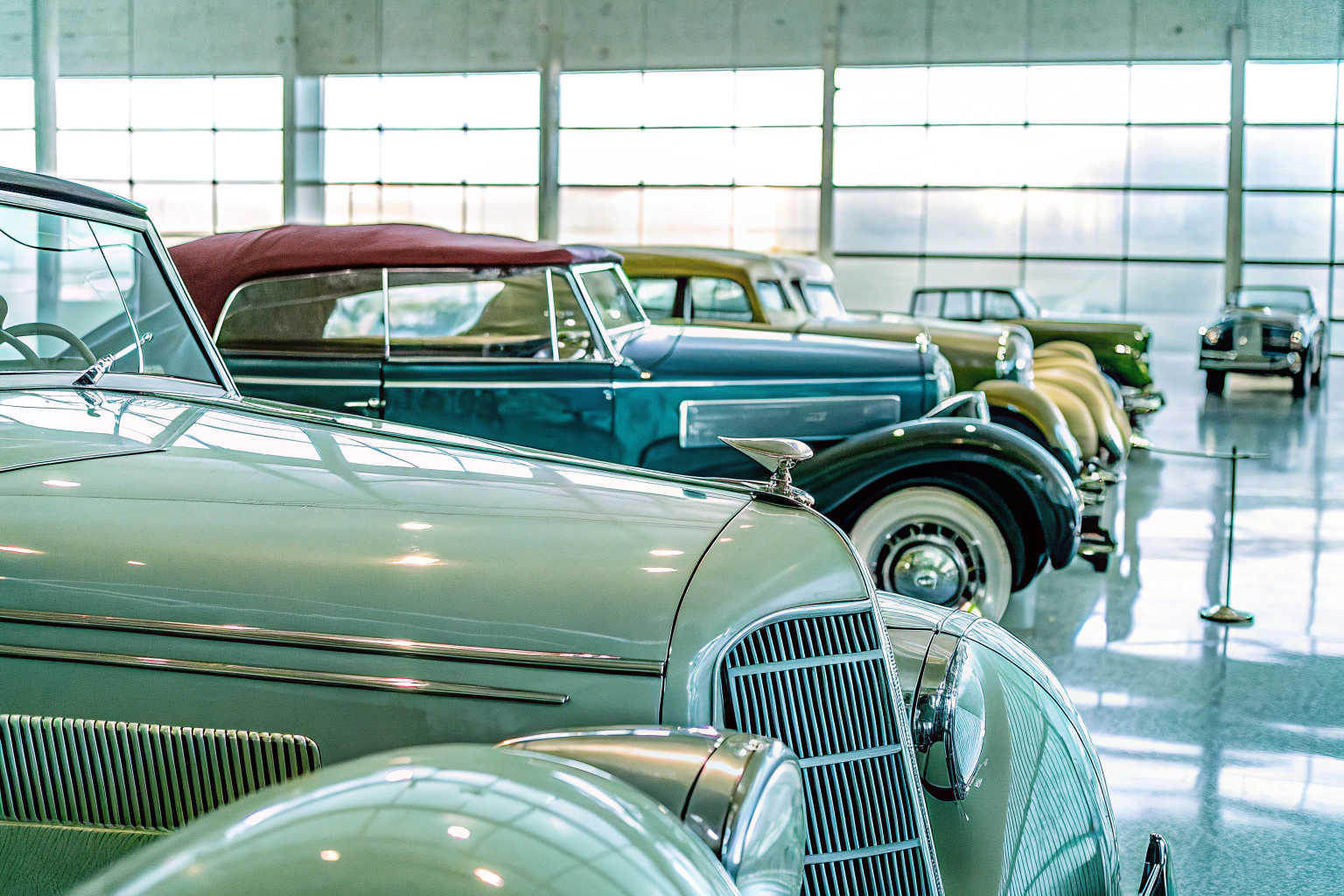 Sammlung klassischer Autos bei einer Ausstellung