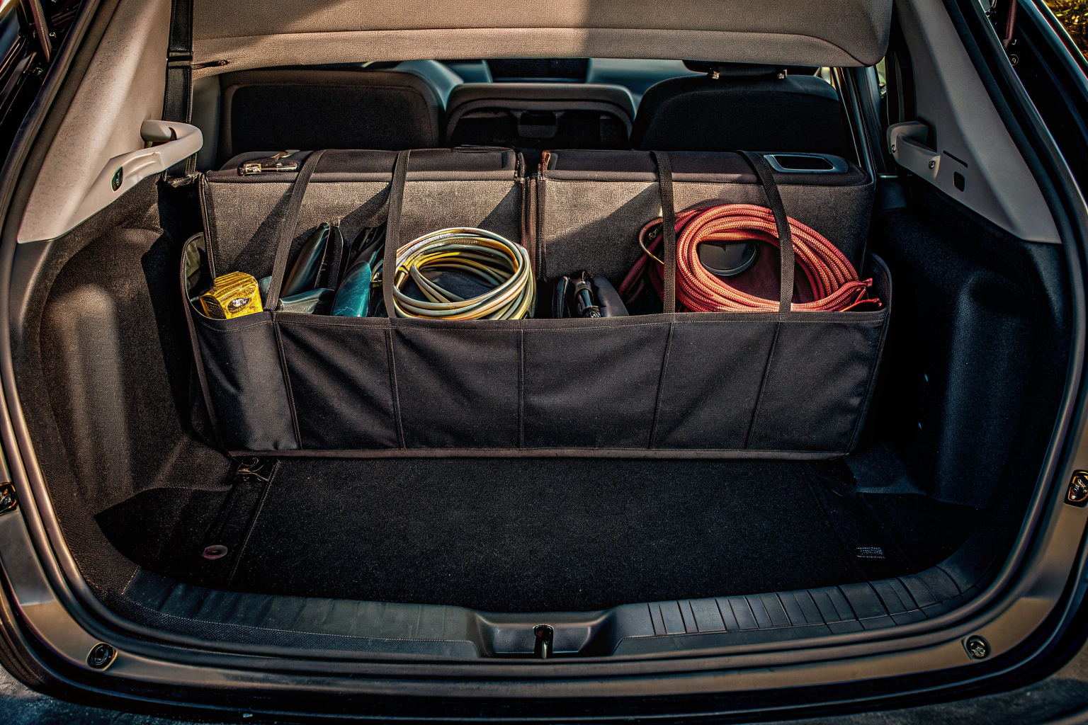 Eine aufgeräumte Kofferraumtasche, die verschiedene Gegenstände ordentlich hält. Ordentliche Kofferraumtasche