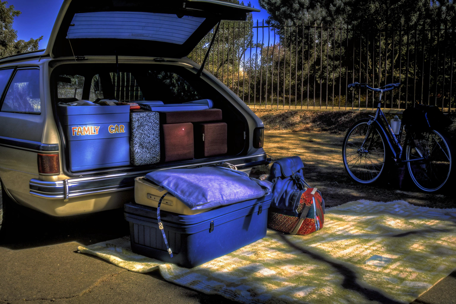 Familie packt Auto für Roadtrip