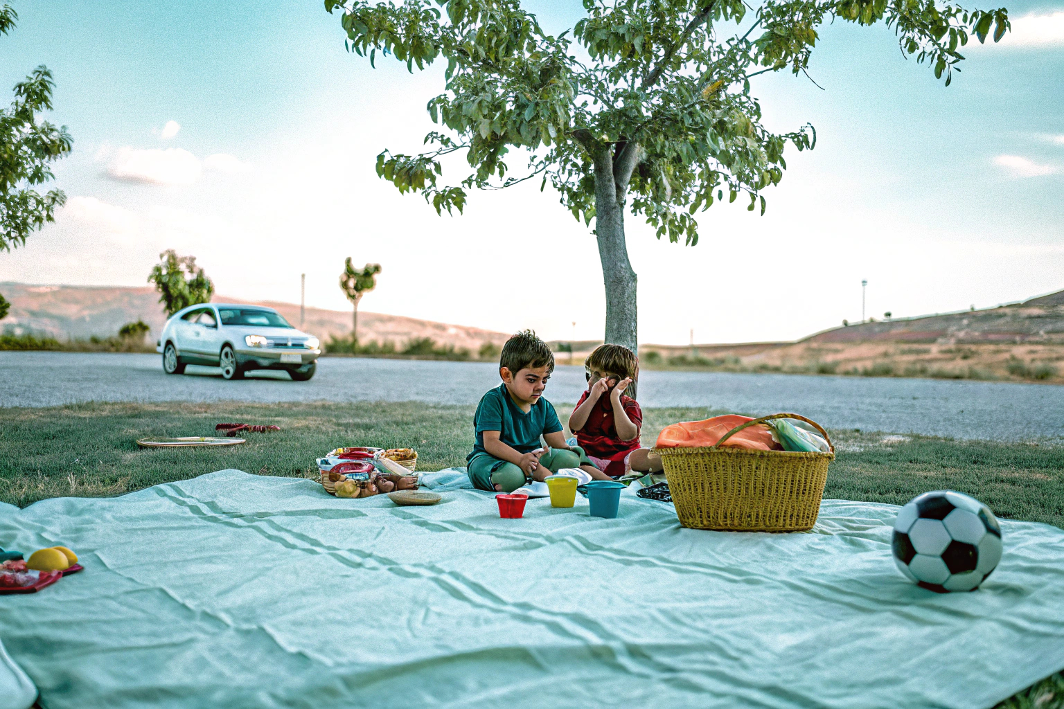 Eine Familie genießt ein Picknick während einer Pause auf der Autofahrt. Familie beim Picknick während einer Autofahrt