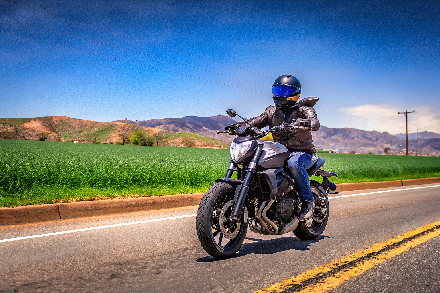Frau auf Yamaha MT-07