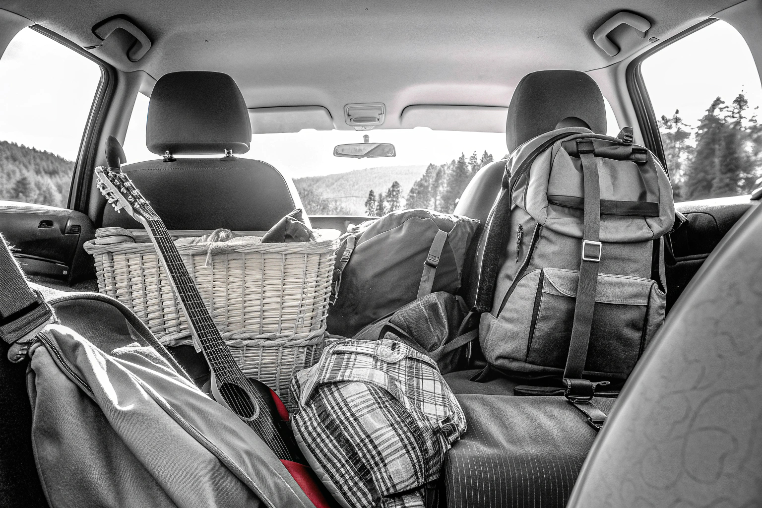 Eine Gruppe von Menschen, die gemeinsam in einem Auto fahren, um die Vorteile einer Fahrgemeinschaft zu zeigen. Fahrgemeinschaft im Auto