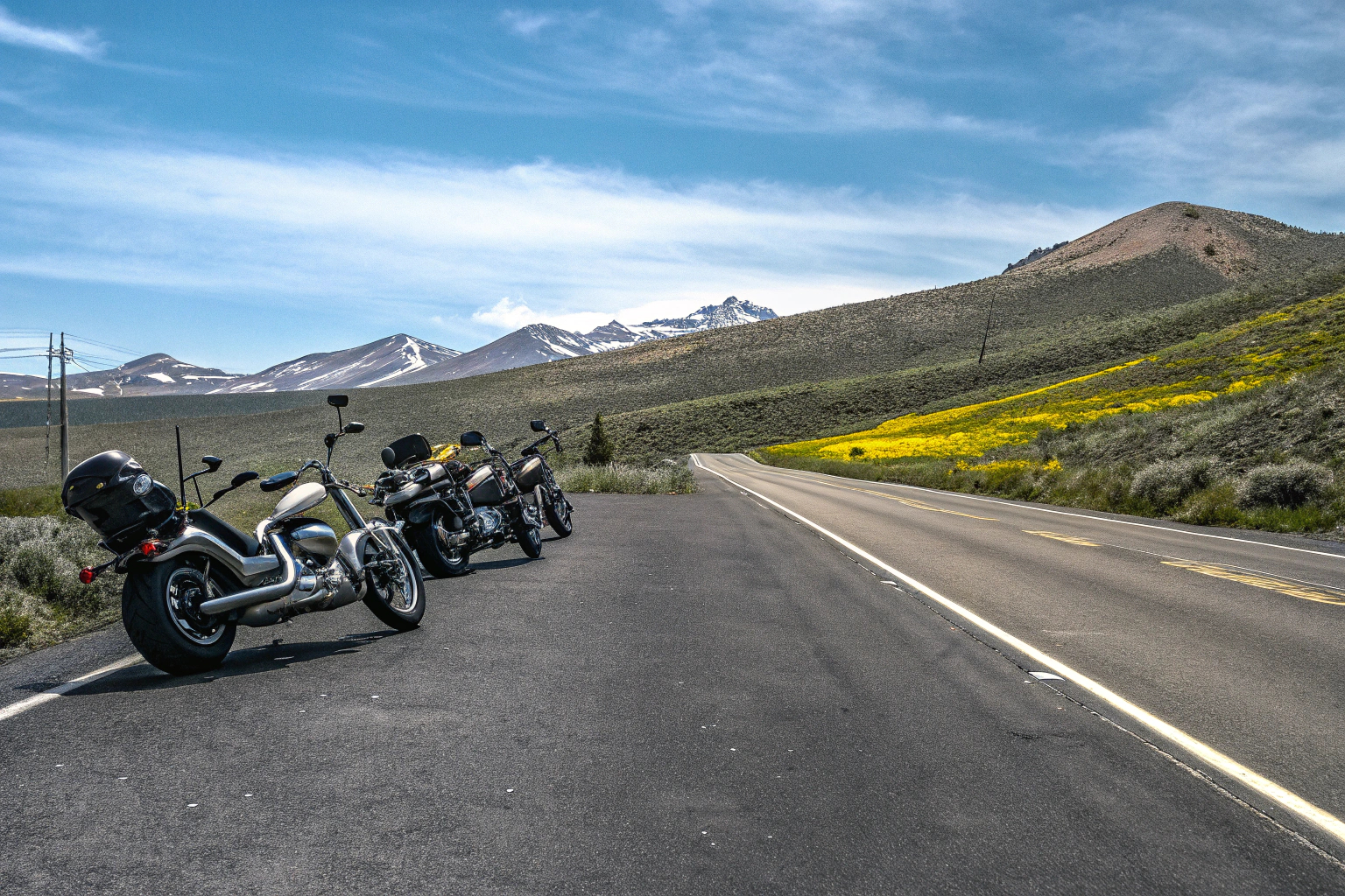 Eine Gruppe von Motorradfahrern, die gemeinsam eine Tour durch eine landschaftlich schöne Gegend unternehmen. Motorradfahrer auf Tour