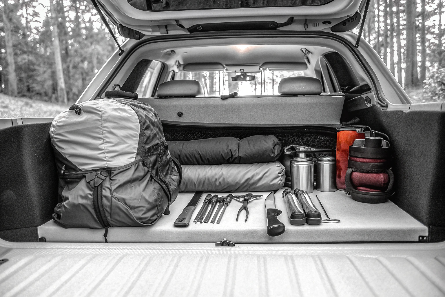 Eine gut organisierte Campingausrüstung im Kofferraum eines Autos. Organisierte Campingausrüstung im Auto