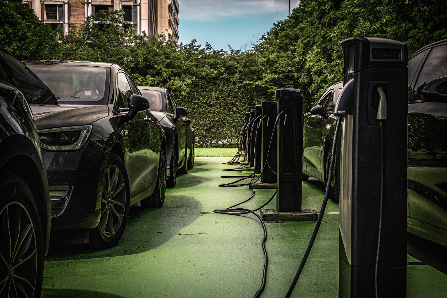 Eine Ladestation für Elektroautos mit mehreren Fahrzeugen, die gleichzeitig aufgeladen werden. Ladestation für Elektroautos