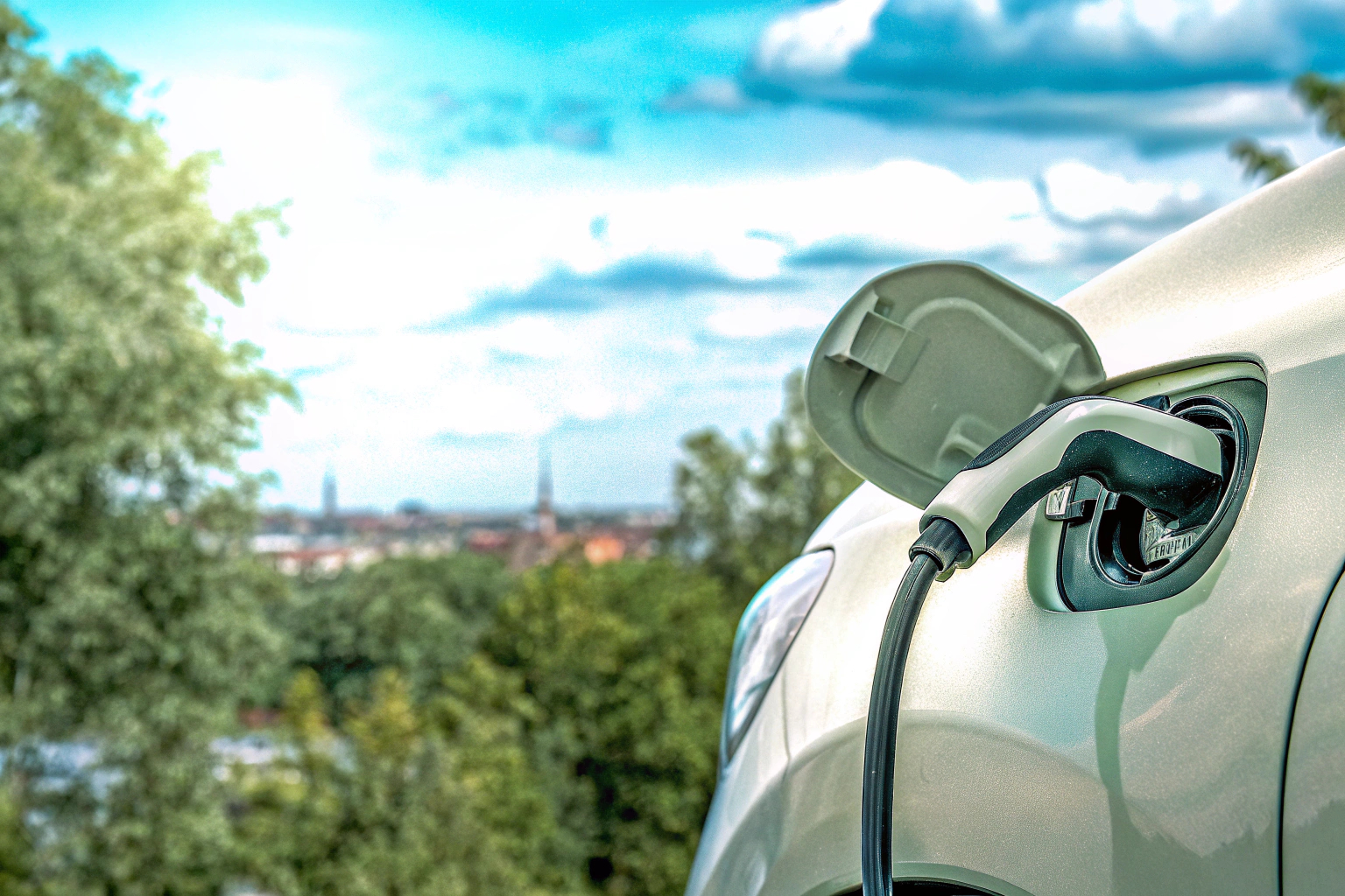 Eine Ladestecker Abdeckung, die den Ladeanschluss eines Elektroautos vor Witterungseinflüssen schützt. Ladestecker Abdeckung am Elektroauto